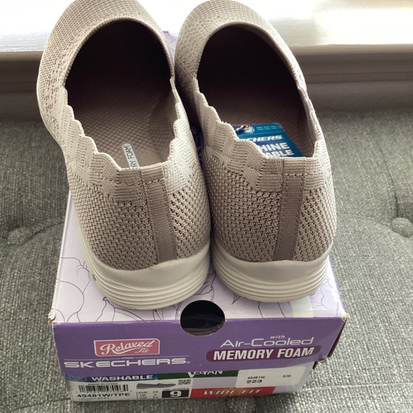 Skechers Women's Max Cushioning Seager - Stat Slip-On Wide Width Casual Sneakers - Picture 11 of 12